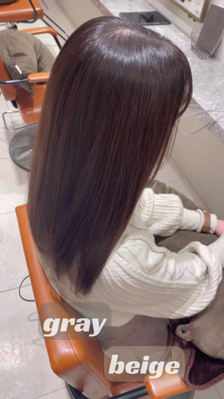 暗くしたいけど黒っぽくなりすぎないグレージュカラー。
ブルー系の色味を入れることで、赤みが抑えられ光の当たり方では透明感アップします◎

ストレートアイロンを通し、オイルでスタイリングすることでパサつきを抑え濡れ感・ツヤ感が出ます！

 