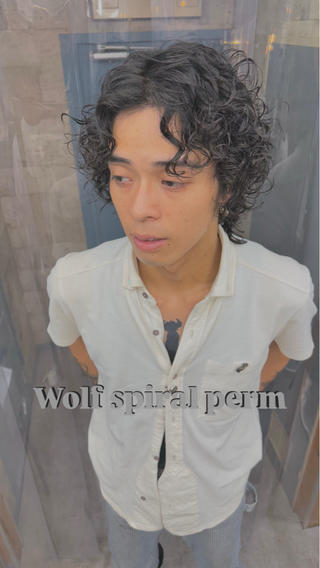 こんにちはトモヤです！

今回はウルフスパイラルパーマ
襟足までしっかりとカールを作って帽子を被った時でもかっこいいです
センターで分けて大人っぽくもできます！！ 
