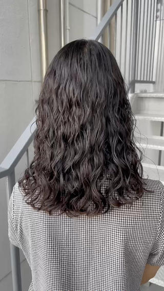 人気のコテ巻き風ウェーブパーマ♡

ブリーチ毛、縮毛矯正、髪質改善などの
履歴がある方は一度メッセージにてご相談ください 