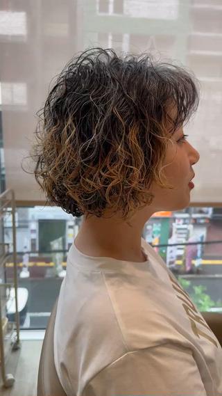 女性の外国人風クリクリパーマ 