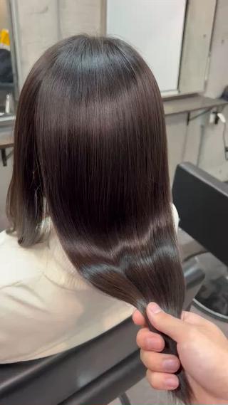 髪質改善は表面だけでは変わりません

多くのトリートメントは
コーティングによる手触り改善が中心ですが
数週間で元に戻ってしまうことが多いです

本当に綺麗にしていくには
髪の内部密度・水分バランスを整えることが重要です

髪の履歴やダメージレベルを見極め
必要な栄養を内部から補いながら
まとまり・艶・柔らかさを作っていきます

髪質改善・艶髪ぜひお任せ下さい
 