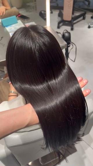 大人気グレージュカラー
地毛風の暗髪カラーではNo.1でツヤと透明感抜群の仕上がりになります。！
柔らかい印象になるため、暗くされる方にとてもオススメです。
赤みがでやすい方や色持ちを良くしたい方に人気なお色味ですので是非参考にしてみてください 