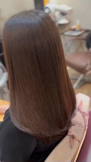 一般的な縮毛矯正との違い
縮毛矯正の専門サロンが開発した
ハイクオリティな技術
髪の成分と同じタンパク質を補給しながら、
ブラシを使って一本一本丁寧にクセやボリュームを取り除きます。
さらにドライヤーの熱で潤いを封じ込めて
トリートメントケア。
無理に髪の毛を引っぱったりしないので、
新しく生えてきた髪との流れも自然なつやつや
ナチュラルストレートに。
さらにトリートメント効果も抜群で
キューティクルが整えられ、
弾むような弾力が生まれます。 