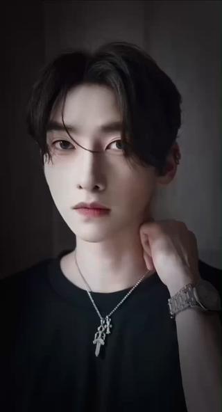 見返せるようにいま【保存】ください︎
⁡
原宿で月火のみ美容師しております︎
⁡
■ “本質”を見極めたカウンセリング
洗練されたアイドルヘア・大切な推しカラーも。
僕が、あなたをより美しくプロデュースすることを約束します。
⁡
■新規の方にも、仕上がりで応えます
完全個室にて、ケア剤・撮影データ・オプション料金まで全て込みで、理想の先へお連れします。
⁡
※ただいま7月予約受付中
⁡
ご予約はDMへ
〔名前 / 希望日時（月・火）/ メニュー〕
⁡
⸻
⁡
#原宿メンズカット
#ハイトーンウルフ
#メンズアイドルヘア
#中性的男子
#Wolfcut 