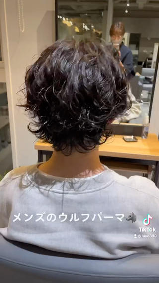メンズのセンターパートウルフにくるくるパーマ

襟足の外ハネ感がかわいいです！

メンズウルフパーマ

くるくるに当たりました〜！

動きがしっかり出てかわいいです

CAF

大阪府大阪市中央区南船場4-6-1
南船場秋山ビル2F

#ウルフパーマ #メンズウルフ #メンズウルフパーマ #ウルフカット #くるくるパーマ #メンズパーマ #ふうこのヘア #ふうこのパーマ #大阪美容室 #心斎橋美容室 #南船場美容室 #ヘアカタログ #ヘアスタイル #大阪パーマ #心斎橋パーマ #南船場パーマ #大阪ウルフ #心斎橋ウルフ #南船場ウルフ 