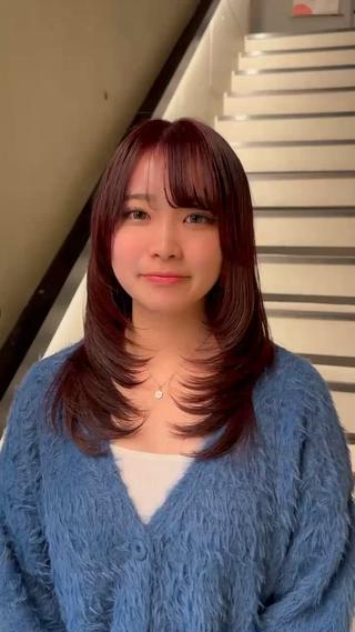ブリーチ無しダブルカラーで作り出すCherry red
ザクザクレイヤーにカットで雰囲気チェンジ
重すぎず軽すぎずで扱いやすいカットさせていただきます 
