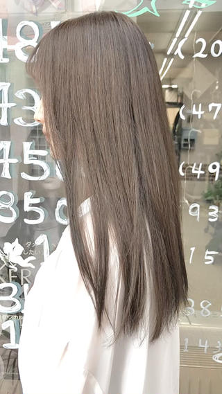 こちらのモデルさんはブリーチをしていませんが
明るいカラーで何度もカラーしております

1回でこちらのお色にするにはブリーチが必要となります 