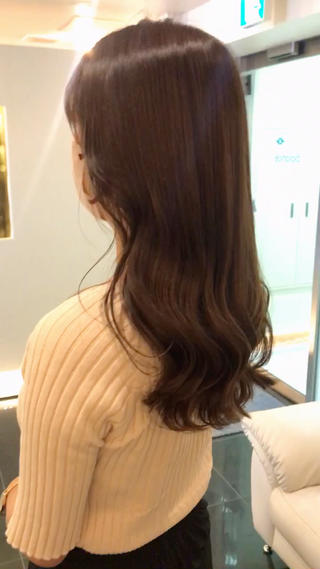 今年の新色
紫系の ウィスタリア！

黄色く褪色してしまった髪色を
紫で抑えて 上品な秋カラーに


ヨシンモリ巻きで艶々 美髪巻き 