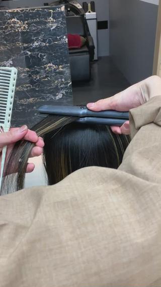 〜施術途中(アイロンワーク)〜

※基本「髪質改善」で癖は伸びません。
　
️「髪質改善」でもなく、普通の縮毛矯正でもない、お客様の髪の状態、毎日のライフスタイルに独自の技術を合わせたオートクチュールなストレート。それが「美髪矯正」です！

一度かければ半永久的に艶髪に

毎日のホームケアもお伝えさせていただきます。

こんな方にオススメ↓


学校1の美髪になりたい
朝の時間をとにかく楽にしたい
毎日のアイロンのダメージが気になる
キレイに髪を伸ばしていきたい
真っ直ぐすぎてピンピンは嫌でやめてしまった
うねり、ぱさつきが気になる
トリートメントの持ちが悪い
ボリュームを減らしたい
髪を軽くしたいがすきすぎてまとまらない
湿気や雨の日が大変
縮毛矯正をしているが髪がまとまらない
「髪質改善」をしたが結局保ちが悪くアイロンが必要
ブリーチしていて縮毛矯正を断られた

【ショートヘア用美髪矯正】

ショートで縮毛矯正を断られてしまった方やショートだと縮毛矯正で真っ直ぐになってしまうんじゃないかと不安な方向けのメニューもございます。

僕の美髪矯正はショートヘアに欲しい丸みを残しながらストレートをかけることができるので朝の時間もスタイリングも簡単にすることができます

独自のショートカットの技術と【美髪矯正】を組み合わせることによってまとまりと自然な丸みを出しつつ、ツヤを保ちます。

【ブリーチ毛用ケミカル美髪矯正】

ブリーチ毛、ハイダメージ毛の方向けに数10種類以上の栄養を髪に入れ込みながら行う【美髪矯正】です。

髪の状態によっては当日のみではなく、長期的な計画をたてて、仕上がりを近づけていく必要がございます。


【カット】

ストレートヘア用のカットがございます。

長さを変えなくても枝毛などをなくし、手触りを良くしてまとまりも出ます

カットがしっかりされていないと毛先がスカスカ、パサツキの原因にもなってストレートの保ちも悪くなってしまいます

カットも任せていただけるとより理想の状態に近づけられるので是非お任せください


【髪質改善艶カラー】

【美髪矯正】後に行うこともオススメ致します！

ストレートをするといままで染めてた色が退色してしまうので【髪質改善艶カラー】で栄養を補いながらのい施術をさせていただきます。

今までシンプルに染めてたカラーリングもいかにダメージレスにこだわって仕上げるかが大切です。


 