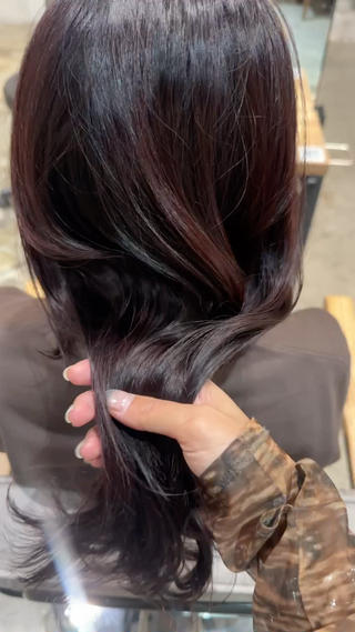 私の最近ハマっているカラーは
ブリーチなしでつくる深めのパープルカラー
暖色を重ねてきた方やいつもと雰囲気を少し変えたい方におすすめです。
色落ちはブラウンに落ちてくれるので
次回の色を暖色やブラウンカラーなんでもいけます