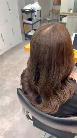 モデル様にはトリートメントの施術後、最後に軽くスタイリングさせていただきます 