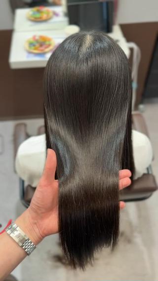 強いうねりを自然なストレートに*
手で乾かすだけでサラッとまとまるように調整しています(^^)