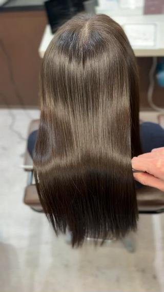 強いうねりを自然なストレートに*
手で乾かすだけでサラッとまとまるように調整しています(^^)