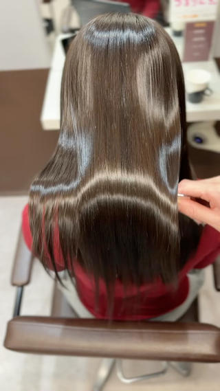 ナチュラルに仕上がる柔らかストレート
手で乾かしただけとは思えない艶感です(^^)