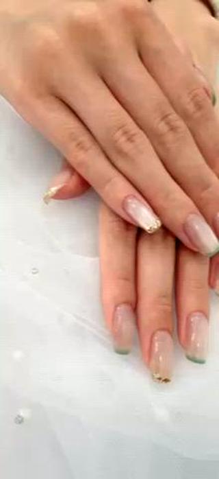 肌なじみ抜群のナチュラルカラーに
ほんのりグリーン×ゴールドのアクセント

 派手すぎない上品デザイン
 手元がキレイに見える透明感カラー
 オフィスでも浮かないおしゃれ感

シンプル×こだわりたい方に◎
季節感もさりげなく取り入れた大人ネイルです

「ナチュラルだけど垢抜けたい」
そんな方はぜひ一度お任せください

#倉敷ニュアンスネイル #倉敷大人ネイル #倉敷シンプルネイル #倉敷オフィスネイル #倉敷ネイルregina 