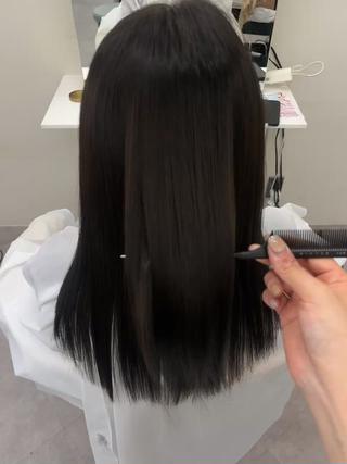 ツヤが出る水素カラーがオススメです!!
トリートメントもするとより効果的です