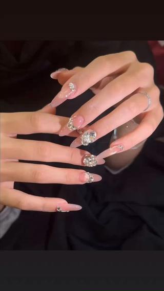 光を受けてきらめくストーンが、美しく上品な指先を演出するエレガントデザイン。 