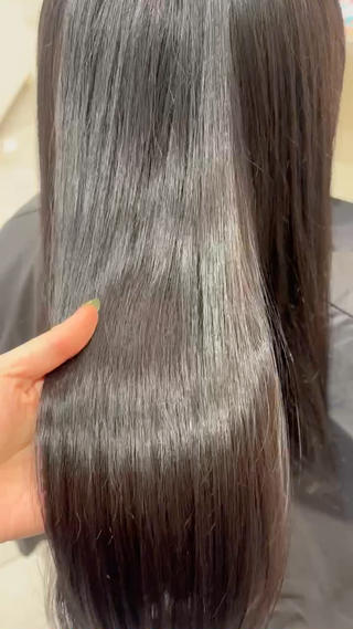 自然な自毛風カラー可能です 色持ちもいいです 漆黒ではなく光にあたっても自然なカラーです(๑•̀ㅁ•́ฅ 