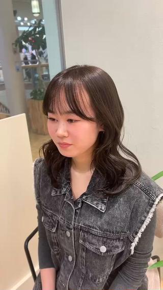 ミディアム カラー 三富 陽菜のヘアスタイル