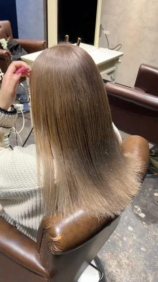 ブリーチ2回〜のミルクティーベージュです
（中間に残留あり）
暗染やセルフカラーの残留は一回では抜けきれないので回数をかけて綺麗にしていきましょう 