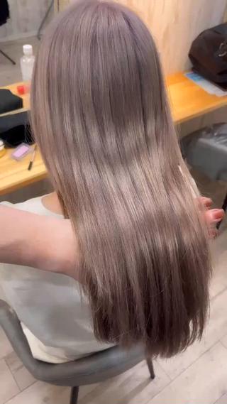 ブリーチ2回ミルクティーベージュ♪
履歴等にもよりますが赤みが強かったベースから
ここまで透明感まで持っていけます！ 