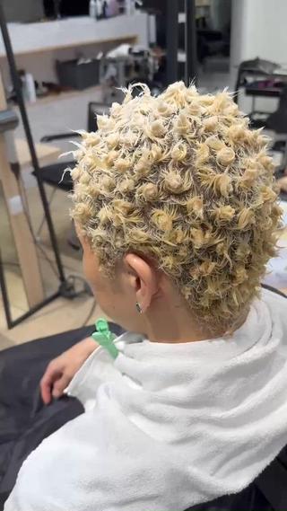 カラー パーマ メンズ メンズハイトーン メンズバレイヤージュのヘアスタイル