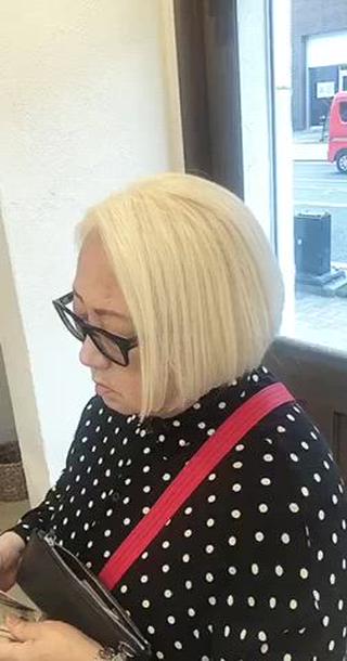 ☆ホワイトベージュ☆

ベース作りを綺麗にできれば
2〜3ヶ月に一度の根元のブリーチで
メンテナンスが充分になります♪

乾かしてオイルスタイリングだけで
オシャレな雰囲気の絶妙な長さで︎

【はじめましての方へ】
・マンツーマンで施術させていただいておりますので責任を持ってデザインをさせていただきます。
・質感にこだわって施術をしますので
ケアの仕方やこれからの髪質を良くしていけることに配慮してお伝えさせていただきますのではじめての方も安心してお任せください。

#ホワイトベージュ
#ホワイトカラー
#切りっぱなしボブ
#パツんとカット 
#柔らか質感 
#そのまま仕上げ
 