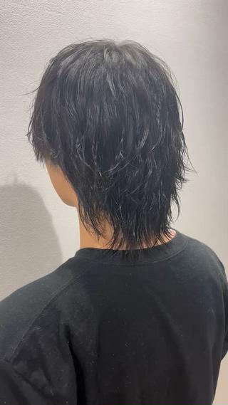 メンズウルフ波巻きパーマ!
メンズのウルフには波巻きパーマが抜群に合います
スタイリングはバームに重めのオイルを数滴混ぜたものを使用しています!少し長めで緩めのパーマにはこのスタイリングを使うことをオススメします!
オイルを混ぜることでツヤ感が増し、スタイリングで差をつける事ができます!
今回は波巻きの中にスパイラルを混ぜているのですが、この2つはとても相性がよく、波巻きだけよりもグッと雰囲気を出すことができます!
お客様の要望次第で、しっかりとパーマ感の強め、弱めを出していき、希望通りの質感を出せるようカウンセリングさせていただきます
メンズカット、パーマ是非お待ちしております!