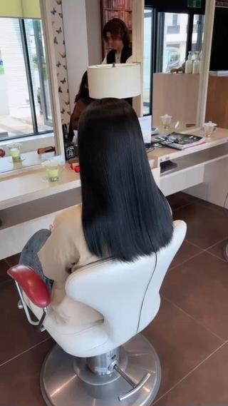 ネイビーカラー！𓈒𓏸
縮毛矯正履歴ありのお客様！
 