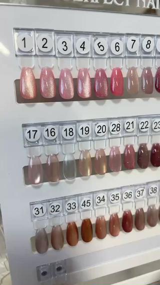 マグネットネイル
約100色ありますトレンドネイルお任せください 