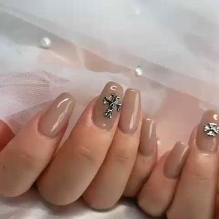 リピーター様です♡長さがあっても割れにくい硬さ、形で仕上げます今回はちゅるん　肌馴染みワンカラー
パーツも50種類以上ございます 