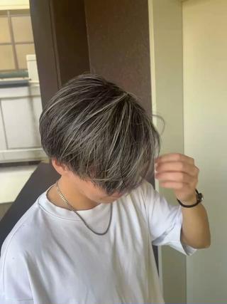 この技術は、あえて白髪を隠さず、
周りの髪に細かいハイライトを入れることで“ぼかす”方法です。
白髪と地毛がなじみやすくなり、伸びてきても自然な印象に。
髪に立体感が生まれ、スタイリングもしやすくなりますし、頭皮が敏感でカラーリングは荒れてしまう方もオススメです。
