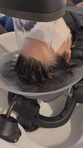 頭浸浴とは‥
フェイスラインから炭酸のお湯を掛け流しながら、溜めたお湯に頭全体を浸すことで日常では体験できない至福のリラックスタイムを実現します。
やわらかいお湯の流れで、首筋まで温められ全身がポカポカに。
頭皮、髪の付着した汚れや、カラーの残留アルカリを炭酸で除去し、トリートメントの浸透を高めます
頭浸浴とトリートメントの組み合わせで驚くほどサラサラになりますよ