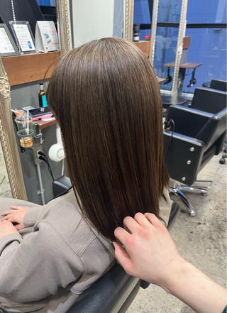 縮毛矯正で、髪の気になるクセやうねり膨らみ改善できます 