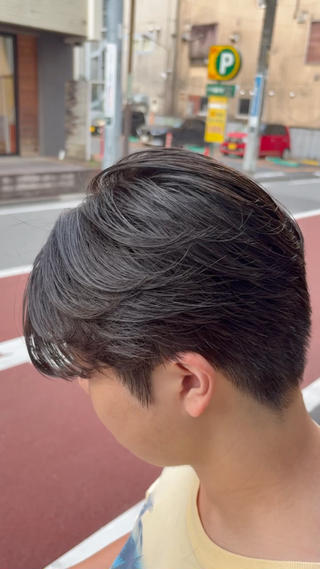 【メンズスタイル】
曲がる縮毛矯正で自然なストレートに。サイドはダウンパーマで収まりよく、トップはアップパーマで立体感をプラス。清潔感と男らしさを両立したこだわりスタイルです 