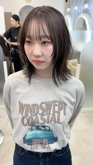 顔まわりカット
内巻きにして少しウルフ風のbob
#切っぱなしボブ#グレージュカラー#透明感 