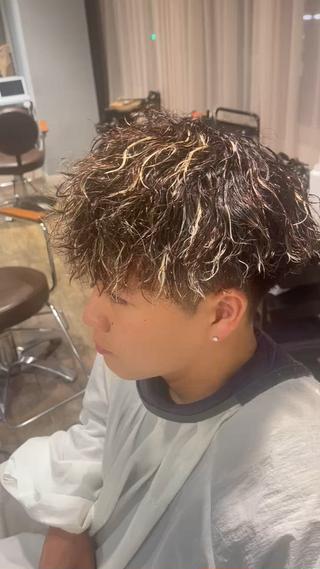 以前の残りのハイライトの上から強めのツイストスパイラルを当てさせていただきました！
このお客様は強めのツイストスパイラルを約3回、ハイライト部分はブリーチ2回、などハイダメージ履歴でしたが、ケアパーマでパーマを当てることにより、ダメージ分も質感を損なわず綺麗なカール感でかけることが可能です！
どのような履歴でも一度ご相談ください！ 