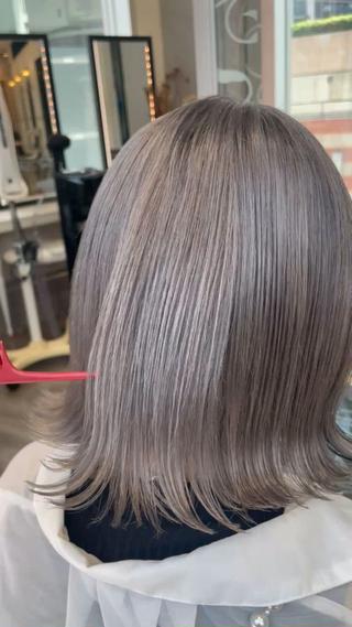 ブリーチは別途料金となります。

シルバーカラー流行ってます！ 