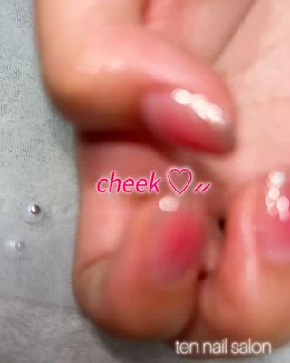 先端にラメをいれてチラチラ輝くチークネイルに