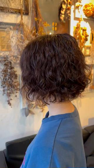 バーム仕上げでツヤのあるくるくるパーマに️ 