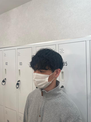 メンズの波巻きパーマ〻〻
パーマをかけて動きが欲しいけどボリュームは出したくない方に特にオススメです
ムースをつけるだけでだれでも簡単スタイリングできます