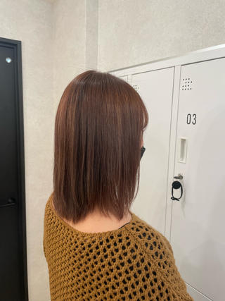 半年前にストレートパーマとハイライトの履歴があるモデル様♡
酸性の優しいお薬でツヤツヤサラサラになりました
お一人お一人に合わせた薬剤選定で綺麗なツヤツヤ髪を手に入れましょう