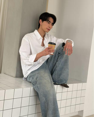 目が覚めて、顔を洗って、髪を乾かす。
それだけで自然に毛先が流れる。

アイロンで無理に形を作らなくてもいい。
ワックスを大量につけなくてもいい。
頑張らなくても、ちゃんと決まる。

それが僕の作る「曲がる縮毛矯正」です。

従来の縮毛矯正は、真っ直ぐすぎる仕上がりになりやすく、
“セット前提”の髪になることも少なくありません。

でも、僕が大切にしているのは
「乾かしただけで8割完成している状態」。

自然に丸みが出る。
毛先が柔らかく動く。
触れた時に硬くない。

ストレートだけど、ストレートじゃない。

#曲がる縮毛矯正 
#縮毛矯正
#メンズ縮毛矯正 
#撮影モデル 
#メンズモデル 