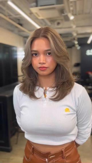 セミロング カラー 🌟小顔レイヤー× 赤み消し透明感カラーのヘアスタイル