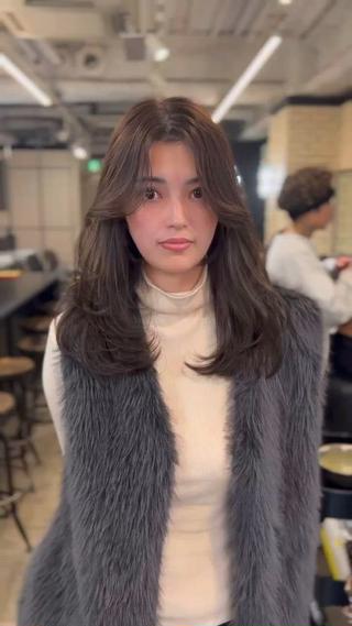 セミロング カラー 🌟小顔レイヤー× 赤み消し透明感カラーのヘアスタイル