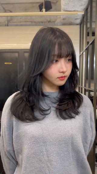 セミロング カラー 🌟小顔レイヤー× 赤み消し透明感カラーのヘアスタイル