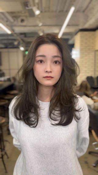 ロング カラー 🌟小顔レイヤー× 赤み消し透明感カラーのヘアスタイル