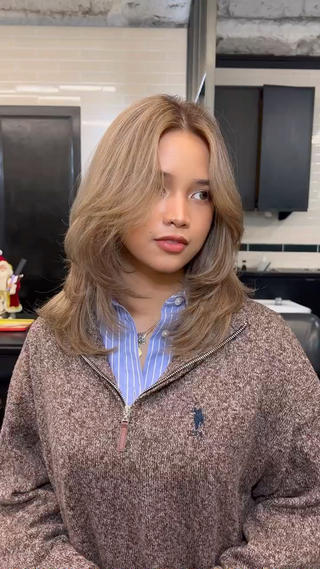 ミディアム カラー 🌟小顔レイヤー× 赤み消し透明感カラーのヘアスタイル