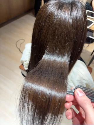 ️お客様の個性活かしたトリートメント️
こちらのお客様にはAujuaのアルティールと言うトリートメントをさせていただきました!
Aujuaのトリートメントの中でも最高級で保湿やダメージ補修にとても特化しているトリートメントです!
こちらのお客様の髪質はごわつきや絡まりなどがお悩みでした!しっとりさせたいなどの方にぴったりなオススメトリートメントです!
ぜひぜひご予約お待ちしております!