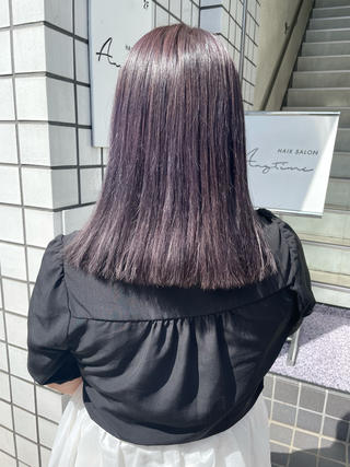 ブリーチ2〜3回必須のラベンダーグレージュ。色持ち重視でしっかり色味を入れていますが、ブリーチしてるので発色がとても可愛いです。切りっぱなしヘアとの相性もばっちり！ 